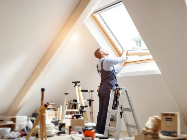 Professionele dakraam monteur aan het werk